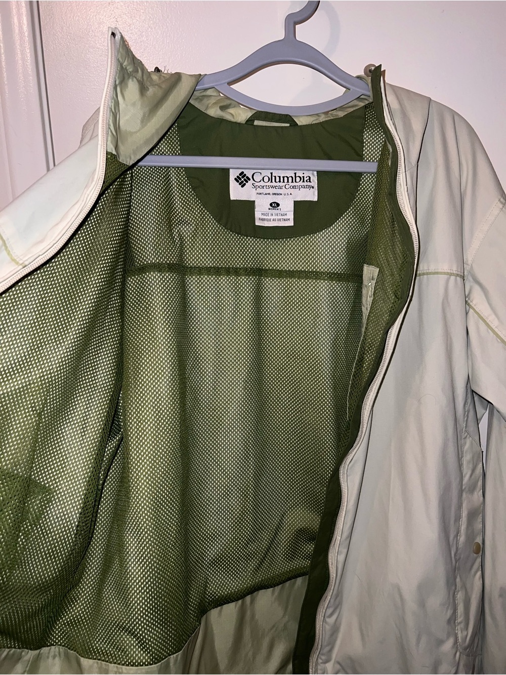 Columbia Cream Hooded Windbreaker with Pale Green Lining - Picture 6 of 7